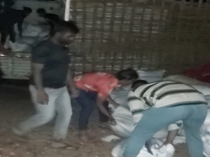 25 quintals of rice stored for sale in black market seized | काळ्याबाजारात विक्रीसाठी साठवणूक केलेला २५ क्विंटल तांदूळ पकडला 25 quintals of rice stored for sale in black market seized | काळ्याबाजारात विक्रीसाठी साठवणूक केलेला २५ क्विंटल तांदूळ पकडला