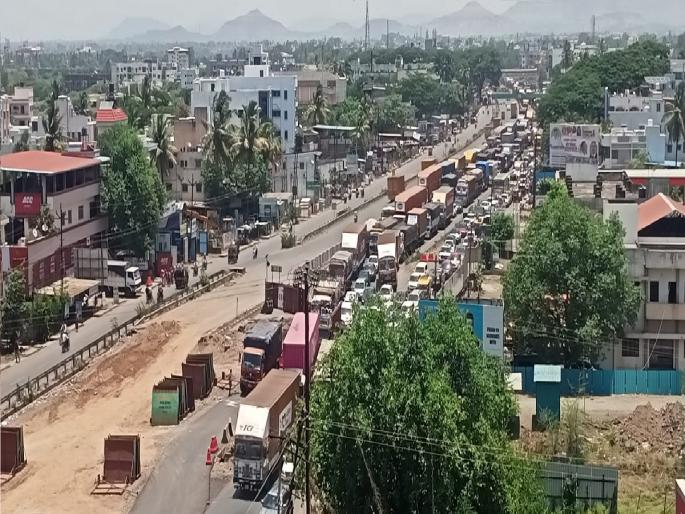 Commuters traveling on the Pune Bangalore highway are hit hard by the traffic jam | पुणे बेंगलोर महामार्गावरून प्रवास करणाऱ्या प्रवाशांना वाहतूक कोंडीचा मोठा फटका Commuters traveling on the Pune Bangalore highway are hit hard by the traffic jam | पुणे बेंगलोर महामार्गावरून प्रवास करणाऱ्या प्रवाशांना वाहतूक कोंडीचा मोठा फटका