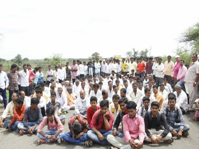 Sena's movement demanded to repair the road | सेलूत रस्ता दुरुस्तीच्या मागणीसाठी शिवसेनेचे आंदोलन