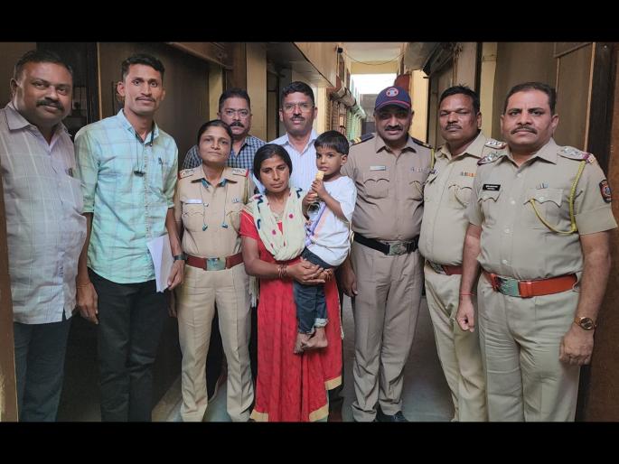 The police found finding the missing four year old Anyanya | हरवलेली चार वर्षाची अन्यन्या सापडल्यानंतरच पोलिसांचा जीव भांडयात पडला The police found finding the missing four year old Anyanya | हरवलेली चार वर्षाची अन्यन्या सापडल्यानंतरच पोलिसांचा जीव भांडयात पडला