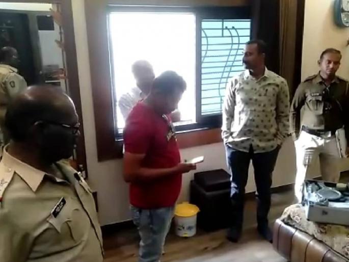 An incident of theft of 27 lakhs has taken place in Yavatmal | व्यापाऱ्याचे घर फोडून २७ लाख नेले; सात लाखांची रोख व २० लाखांचे सोनेही लंपास An incident of theft of 27 lakhs has taken place in Yavatmal | व्यापाऱ्याचे घर फोडून २७ लाख नेले; सात लाखांची रोख व २० लाखांचे सोनेही लंपास