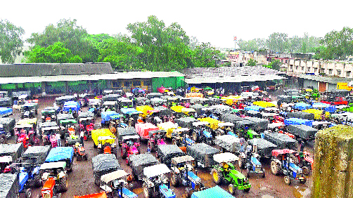 Onion production in the district is very high | जिल्ह्यात कांद्याचा आलेख चढाच Onion production in the district is very high | जिल्ह्यात कांद्याचा आलेख चढाच