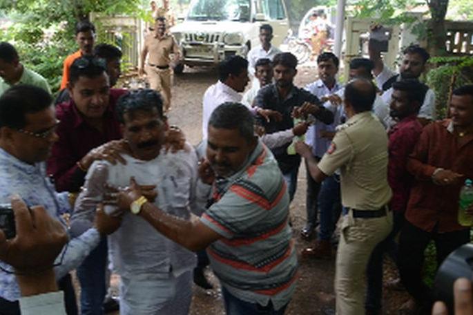 Suicide attempt for justice | न्यायासाठी आत्मदहनाचा प्रयत्न Suicide attempt for justice | न्यायासाठी आत्मदहनाचा प्रयत्न