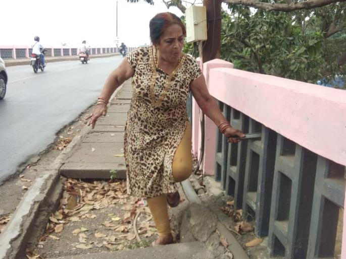 Preserving the social commitment, ‘she’ made the color of the sandstone bridge | सामाजिक बांधिलकीसाठी रंगांची उधळण, आत्तापर्यंत 27 लाखांची रंगरंगोटी Preserving the social commitment, ‘she’ made the color of the sandstone bridge | सामाजिक बांधिलकीसाठी रंगांची उधळण, आत्तापर्यंत 27 लाखांची रंगरंगोटी