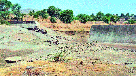 Thousands of liters of water were transported through bonded areas | बंधाºयातून वाहून गेले हजारो लिटर पाणी Thousands of liters of water were transported through bonded areas | बंधाºयातून वाहून गेले हजारो लिटर पाणी