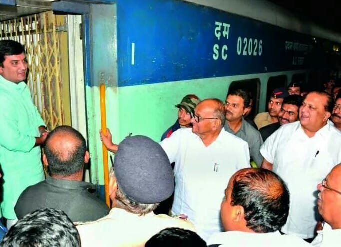 Sharad Pawar travel with railway after 29 years in kolhapur | शरद पवार तब्बल २९ वर्षांनंतर रेल्वेने प्रवास करतात तेव्हा... Sharad Pawar travel with railway after 29 years in kolhapur | शरद पवार तब्बल २९ वर्षांनंतर रेल्वेने प्रवास करतात तेव्हा...