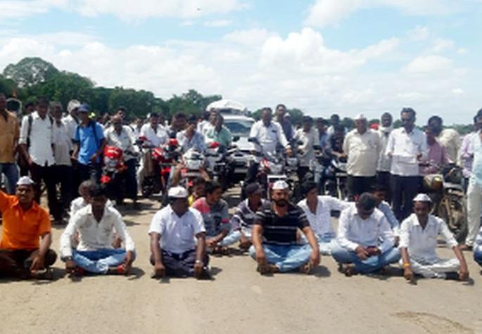 Stop right at the bridge | नादुरुस्त पुलावरच रास्ता रोको