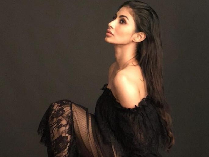 Watch Video: Mouni Roy gets mobbed by the fans | Watch Video: अचानक तुटून पडली गर्दी; मौनी रॉयची उडाली घाबरगुंडी! Watch Video: Mouni Roy gets mobbed by the fans | Watch Video: अचानक तुटून पडली गर्दी; मौनी रॉयची उडाली घाबरगुंडी!