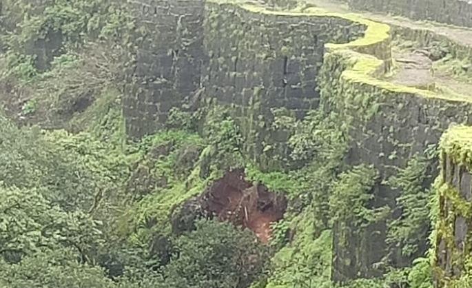 Landslide on the hill of the historical Pratapghad Fort today in satara | Video: प्रतापगडाच्या पायथ्याशी भूस्खलन, इतिहासप्रेमींनी व्यक्त केली चिंता Landslide on the hill of the historical Pratapghad Fort today in satara | Video: प्रतापगडाच्या पायथ्याशी भूस्खलन, इतिहासप्रेमींनी व्यक्त केली चिंता