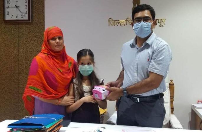 Girl from Chandrapur helped by giving his piggy bank | चंद्रपुरातील चिमुकलीने आपली पिगी बँक देऊन केली मदत Girl from Chandrapur helped by giving his piggy bank | चंद्रपुरातील चिमुकलीने आपली पिगी बँक देऊन केली मदत