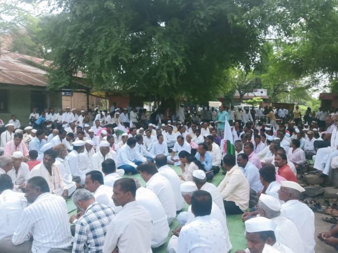 Breaking; Barshi-Bhum highway blocked by farmers; Know the real reason | Breaking; बार्शी-भूम महामार्ग शेतकऱ्यांनी अडविला; जाणून घ्या नेमकं कारण Breaking; Barshi-Bhum highway blocked by farmers; Know the real reason | Breaking; बार्शी-भूम महामार्ग शेतकऱ्यांनी अडविला; जाणून घ्या नेमकं कारण