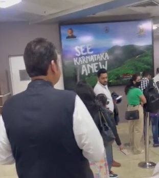 VIP culture was given a crack; The Deputy Chief Minister stood in the queue and took the boarding pass | व्हीआयपी कल्चरला दिला फाटा; उपमुख्यमंत्र्यांनी रांगेत उभे राहून घेतला बोर्डिंग पास VIP culture was given a crack; The Deputy Chief Minister stood in the queue and took the boarding pass | व्हीआयपी कल्चरला दिला फाटा; उपमुख्यमंत्र्यांनी रांगेत उभे राहून घेतला बोर्डिंग पास