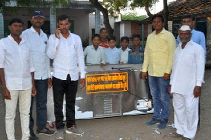 School loan repaid by force sarpanchs | बळसाणेच्या सरपंचांनी फेडले शाळेचे ऋण School loan repaid by force sarpanchs | बळसाणेच्या सरपंचांनी फेडले शाळेचे ऋण