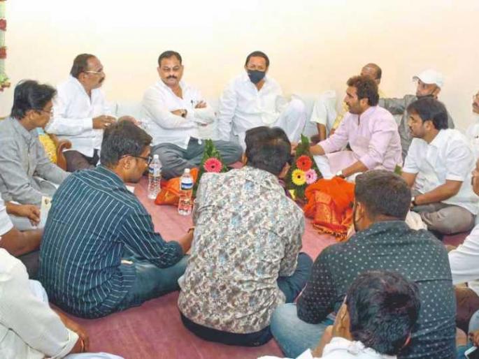 Sanjay Mama-Deshmukh's growing friendship; Growing unrest in the Congress faction | संजयमामा-देशमुखांचा बहरतोय दोस्ताना; काँग्रेसच्या गोटात वाढतेय अस्वस्थता Sanjay Mama-Deshmukh's growing friendship; Growing unrest in the Congress faction | संजयमामा-देशमुखांचा बहरतोय दोस्ताना; काँग्रेसच्या गोटात वाढतेय अस्वस्थता