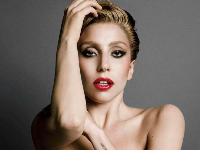 singer lady gaga says was asked to get nose job | पॉप सिंगर लेडी गागाला अनेकांनी दिला होता नाकाची सर्जरी करण्याचा सल्ला!! singer lady gaga says was asked to get nose job | पॉप सिंगर लेडी गागाला अनेकांनी दिला होता नाकाची सर्जरी करण्याचा सल्ला!!