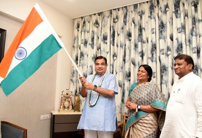 Nitin Gadkari launched 'Har Ghar Tiranga' campaign | नितीन गडकरी यांच्या हस्ते 'हर घर तिरंगा' मोहिमेला सुरुवात  Nitin Gadkari launched 'Har Ghar Tiranga' campaign | नितीन गडकरी यांच्या हस्ते 'हर घर तिरंगा' मोहिमेला सुरुवात