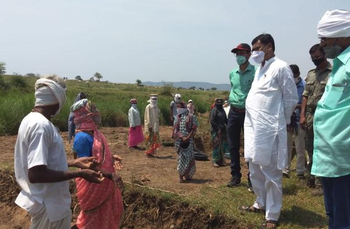Subhash Dhote inspects Mahatma Gandhi National Employment Guarantee work | सुभाष धोटेंनी केली महात्मा गांधी राष्ट्रीय रोजगार हमी कामाची पाहणी Subhash Dhote inspects Mahatma Gandhi National Employment Guarantee work | सुभाष धोटेंनी केली महात्मा गांधी राष्ट्रीय रोजगार हमी कामाची पाहणी