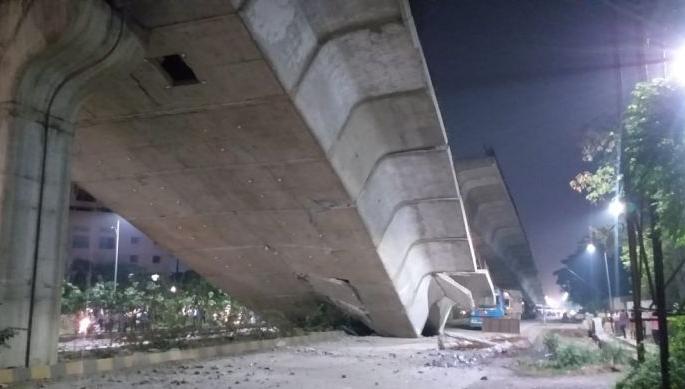 A part of a bridge under construction in Nagpur collapsed | नागपुरात निर्माणाधीन पुलाचा एक भाग कोसळला; जीवितहानी नाही A part of a bridge under construction in Nagpur collapsed | नागपुरात निर्माणाधीन पुलाचा एक भाग कोसळला; जीवितहानी नाही
