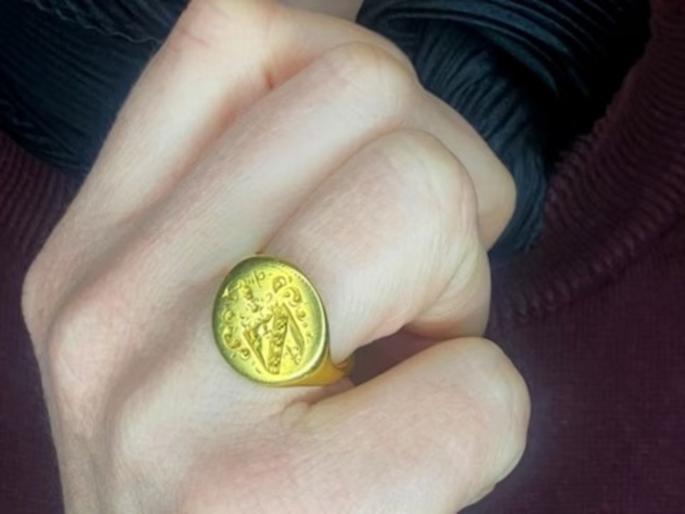 Man found 11 lakh treasure while gardening in his backyard which is 400 hundred years old | जमिनीत गाडलेला सापडला 400 वर्ष जुना खजिना, एका झटक्यात चमकलं नशीब Man found 11 lakh treasure while gardening in his backyard which is 400 hundred years old | जमिनीत गाडलेला सापडला 400 वर्ष जुना खजिना, एका झटक्यात चमकलं नशीब