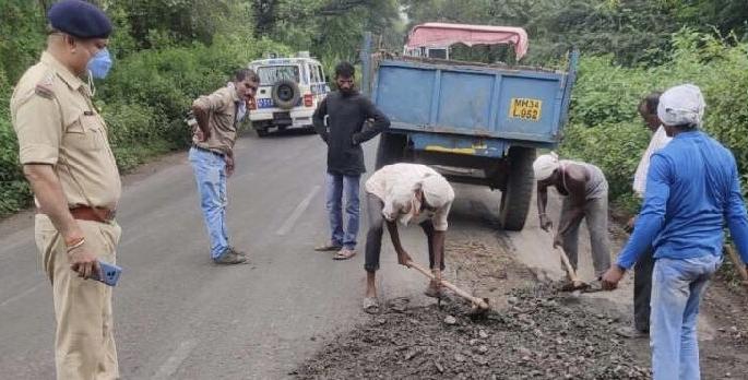 The pits were filled by the police to prevent accidents | महामार्गावरील अपघात टाळण्यासाठी ठाणेदाराची अशी ही 'गांधीगिरी' The pits were filled by the police to prevent accidents | महामार्गावरील अपघात टाळण्यासाठी ठाणेदाराची अशी ही 'गांधीगिरी'