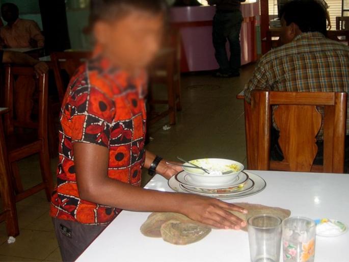 No child labor, only on notice boards; They are at work for indirect cleaning! | बालकामगार नाहीत, केवळ सूचना फलकांवर; अप्रत्यक्ष साफसफाईसाठी असतात कामावरच ! No child labor, only on notice boards; They are at work for indirect cleaning! | बालकामगार नाहीत, केवळ सूचना फलकांवर; अप्रत्यक्ष साफसफाईसाठी असतात कामावरच !