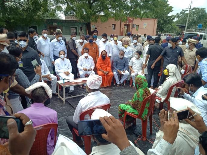 The farmers met the Chief Minister with the lost crops of soybean, tur and onion | सोयाबीन, तूर आणि कांद्याची नासलेली पिकं घेऊन शेतकरी मुख्यमंत्र्यांना भेटले The farmers met the Chief Minister with the lost crops of soybean, tur and onion | सोयाबीन, तूर आणि कांद्याची नासलेली पिकं घेऊन शेतकरी मुख्यमंत्र्यांना भेटले
