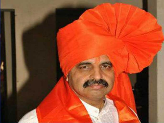 Milind Ekbote of All Hindu Alliance has been beaten up by the cow vigilantes | समस्त हिंदू आघाडीच्या मिलिंद एकबोटे यांना गोरक्षकांकडून मारहाण Milind Ekbote of All Hindu Alliance has been beaten up by the cow vigilantes | समस्त हिंदू आघाडीच्या मिलिंद एकबोटे यांना गोरक्षकांकडून मारहाण