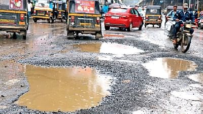 Smart enters the city of Solapur? Then the pits will welcome you ... welcome | स्मार्ट सोलापूर शहरात प्रवेश करताय? मग खड्डेच करतील तुमचे स्वागतच...स्वागत Smart enters the city of Solapur? Then the pits will welcome you ... welcome | स्मार्ट सोलापूर शहरात प्रवेश करताय? मग खड्डेच करतील तुमचे स्वागतच...स्वागत