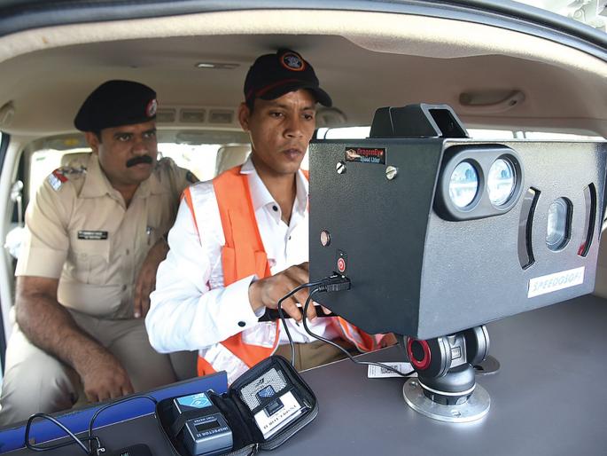 A closer look at those who break the rules of traffic | वाहतूक नियम मोडणाऱ्यांवर करडी नजर A closer look at those who break the rules of traffic | वाहतूक नियम मोडणाऱ्यांवर करडी नजर