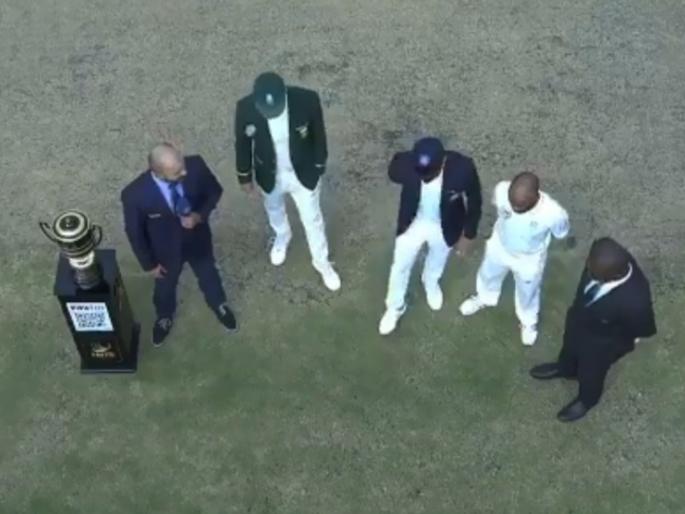 India vs South Africa, 3rd Test : Even Faf Du Plessis' proxy could not win the toss; Team India win the toss & bat first   | India vs South Africa, 3rd Test : आफ्रिकेनं बोलावला प्रॉक्सी कर्णधार, तरीही 'विराट'नीतीसमोर झाली हार