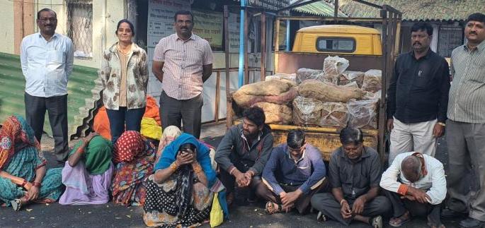 Country liquor seized with other material in Nagpur | नागपुरात देशीदारूसह २ लाखांचा मुद्देमाल जप्त