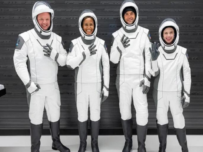 space x launches 4 amateurs on private earth circling trip | Elon Musk's SpaceX Inspiration 4 : 'स्पेसएक्स'ने रचला इतिहास, पहिल्यांदाच सामान्य नागरिक झेपावले अंतराळात  space x launches 4 amateurs on private earth circling trip | Elon Musk's SpaceX Inspiration 4 : 'स्पेसएक्स'ने रचला इतिहास, पहिल्यांदाच सामान्य नागरिक झेपावले अंतराळात
