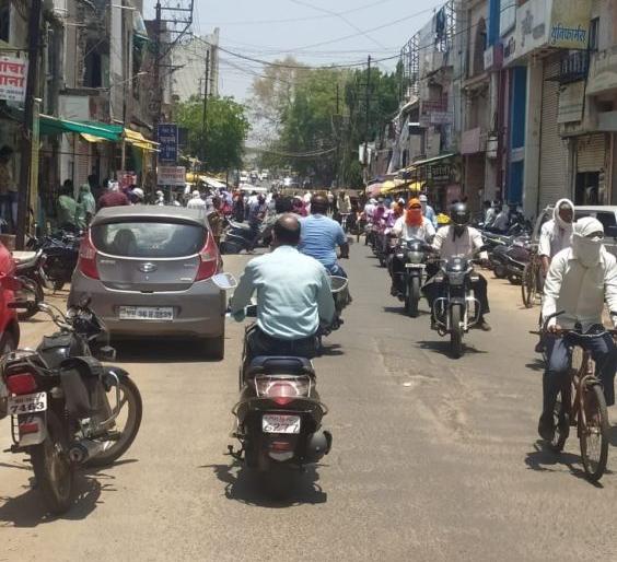 Shops opened in Bhandara city before the order of the district administration | भंडारा शहरात जिल्हा प्रशासनाच्या आदेशापूर्वीच उघडली दुकाने