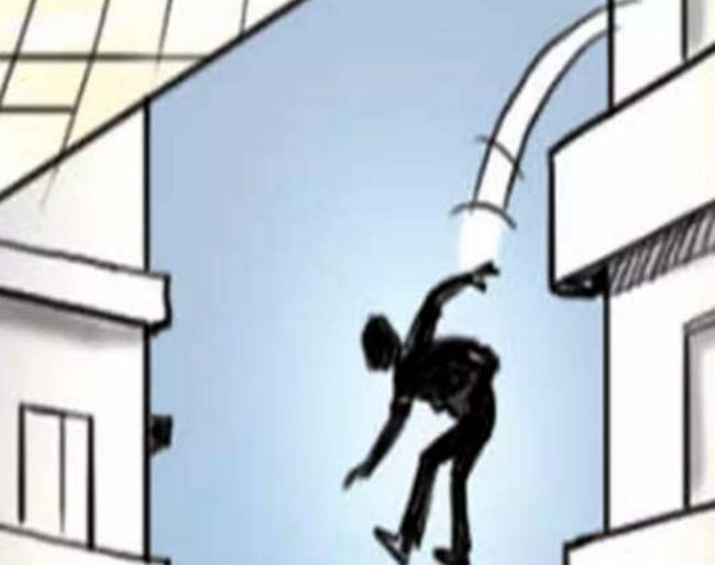 Shocking! Asking for rent in Pimpri, the landlord's son was pushed from the fourth floor | धक्कादायक! पिंपरीत घरभाडं मागितल्यानं घरमालकाच्या मुलाला चौथ्या मजल्यावरून ढकललं Shocking! Asking for rent in Pimpri, the landlord's son was pushed from the fourth floor | धक्कादायक! पिंपरीत घरभाडं मागितल्यानं घरमालकाच्या मुलाला चौथ्या मजल्यावरून ढकललं