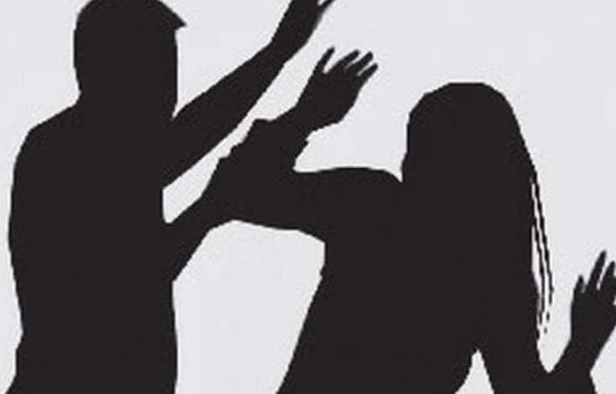 Lover hits on the forehead of girl | चुंबन दिले नाही म्हणून मारली कपाळावर बुक्की