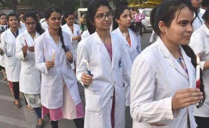  IMA's 'White Alert' today: 4 lakh doctors across the country will light a candle | ‘आयएमए’चा आज ‘व्हाइट अलर्ट’ : देशभरातील ४ लाख डॉक्टर पेटवतील एक मेणबत्ती