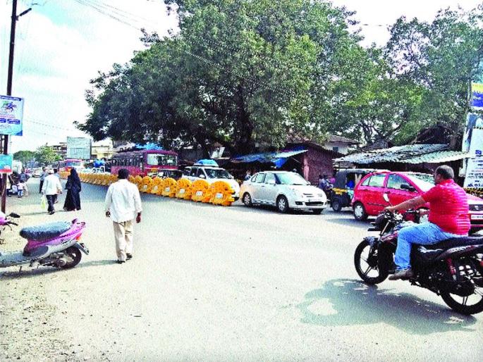 Four-dimensional traffic slow down | चौपदरीकरणामुळे वाहतूक मंदावली Four-dimensional traffic slow down | चौपदरीकरणामुळे वाहतूक मंदावली