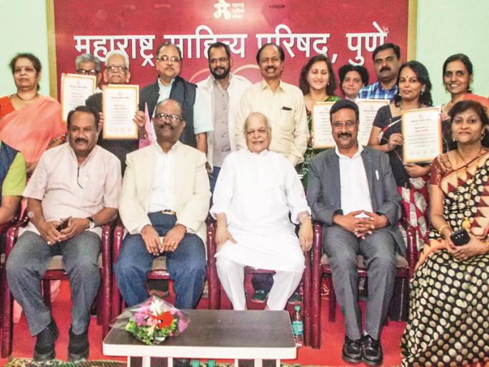 Diwali ank competition award distribution in Pune | अभिजातता मागून घ्यायची गोष्ट नाही; रवी परांजपे; दिवाळी अंक स्पर्धेचे पारितोषिक वितरण Diwali ank competition award distribution in Pune | अभिजातता मागून घ्यायची गोष्ट नाही; रवी परांजपे; दिवाळी अंक स्पर्धेचे पारितोषिक वितरण