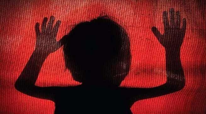 Torture of two 11-year-old girls who were going to fetch clothes | शिलाईचे कपडे आणण्यासाठी जात असलेल्या ११ वर्षीय दोन अल्पवयीन मुलींवर अत्याचार Torture of two 11-year-old girls who were going to fetch clothes | शिलाईचे कपडे आणण्यासाठी जात असलेल्या ११ वर्षीय दोन अल्पवयीन मुलींवर अत्याचार