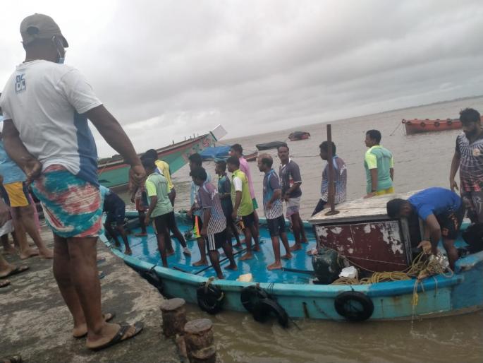 Gorai Luckystar fishing boat sank in the sea; 11 rescued, 2 missing | गोराईची लकीस्टार मच्छीमार बोट समुद्रात बुडाली; ११ जणांना वाचवले तर २ जण अद्याप बेपत्ता Gorai Luckystar fishing boat sank in the sea; 11 rescued, 2 missing | गोराईची लकीस्टार मच्छीमार बोट समुद्रात बुडाली; ११ जणांना वाचवले तर २ जण अद्याप बेपत्ता