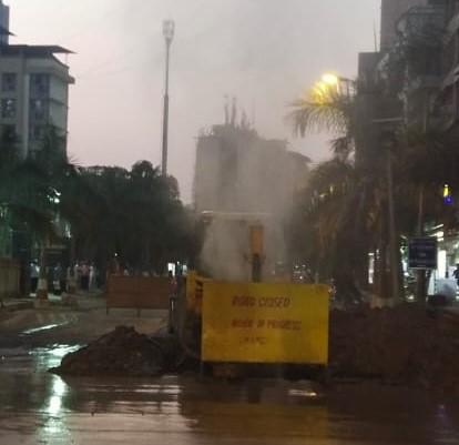 Mahanagar gas line bursts east of Bhayander | भाईंदर पूर्वेला महानगर गॅसची लाईन फुटली; कर्मचाऱ्यांनी वेळीच धाव घेतली, अन्यथा... Mahanagar gas line bursts east of Bhayander | भाईंदर पूर्वेला महानगर गॅसची लाईन फुटली; कर्मचाऱ्यांनी वेळीच धाव घेतली, अन्यथा...