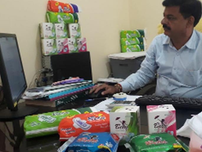 Sunday Special: The 'Pad Man' in Shindkhede turns out to be inspirational | संडे स्पेशल... शिंदखेड्यात ‘पॅड मॅन’ व्यावसायिक ठरला प्रेरणादायी Sunday Special: The 'Pad Man' in Shindkhede turns out to be inspirational | संडे स्पेशल... शिंदखेड्यात ‘पॅड मॅन’ व्यावसायिक ठरला प्रेरणादायी