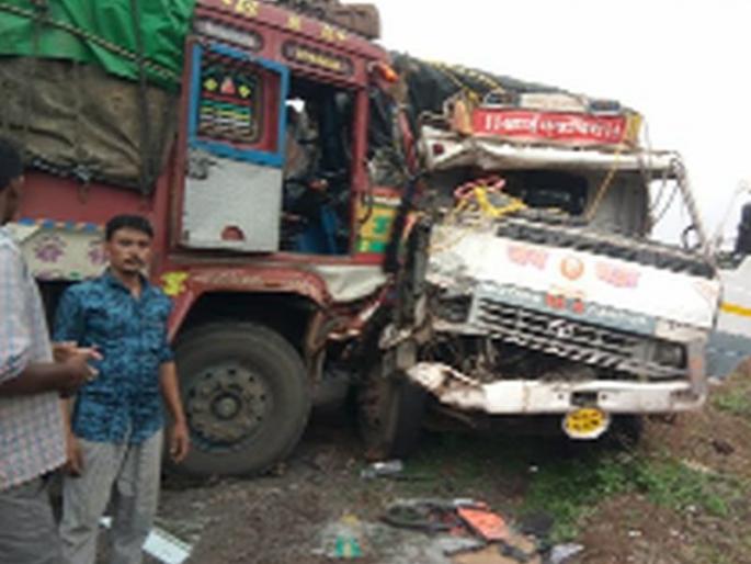 Two drivers injured in a crash | दोन ट्रकांचा अपघात एक चालक जखमी Two drivers injured in a crash | दोन ट्रकांचा अपघात एक चालक जखमी
