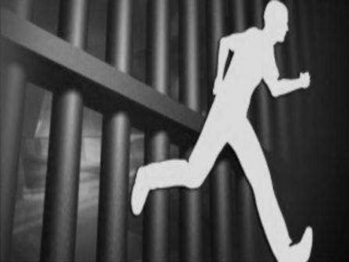 The accused run away from police hand who were brought to the medical check up | पोलिसांचे बळ पडले क्षीण; वैद्यकीय तपासणीला आणलेला आरोपी पळाला The accused run away from police hand who were brought to the medical check up | पोलिसांचे बळ पडले क्षीण; वैद्यकीय तपासणीला आणलेला आरोपी पळाला