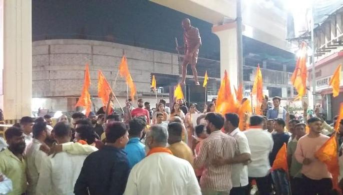 Activists from Nagpur rallied in support of Uddhav Thackeray, but the leader was absent | उद्धव ठाकरेंच्या समर्थनार्थ नागपुरातील कार्यकर्ते सरसावले, नेते मात्र गैरहजर Activists from Nagpur rallied in support of Uddhav Thackeray, but the leader was absent | उद्धव ठाकरेंच्या समर्थनार्थ नागपुरातील कार्यकर्ते सरसावले, नेते मात्र गैरहजर