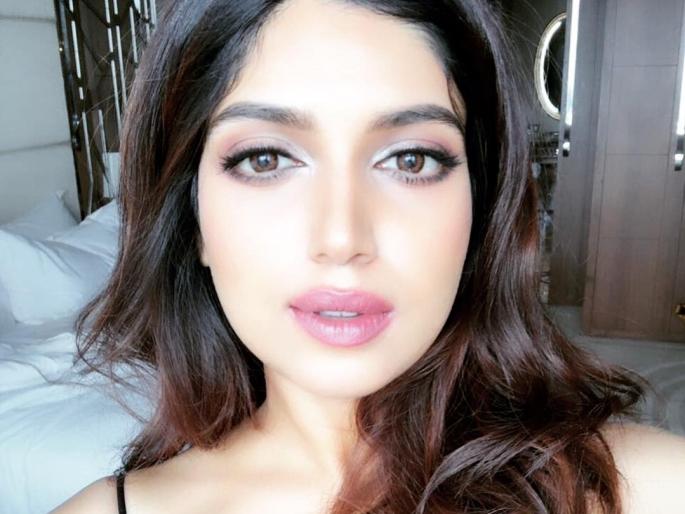 Bhumi Pednekar used a beauty app to look picture-perfect for this selfie? | भूमी पेडणेकर अचानक दिसायला लागली इतकी सुंदर? ब्युटी अॅप्स की आणखी काही?? Bhumi Pednekar used a beauty app to look picture-perfect for this selfie? | भूमी पेडणेकर अचानक दिसायला लागली इतकी सुंदर? ब्युटी अॅप्स की आणखी काही??