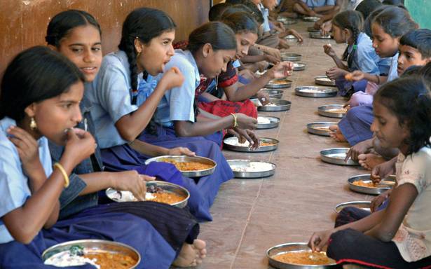Now the local nutrition diet for the students in midday meal | मध्यान्ह भोजनात विद्यार्थ्यांना आता स्थानिक पौष्टिक आहार