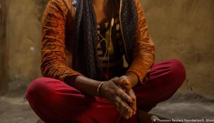 Statement recorded by the victim standing in Chowk; The brutality of women police | भर चौकात पीडितेला उभे करून नोंदविले बयाण; महिला पोलिसांची निष्ठूरता Statement recorded by the victim standing in Chowk; The brutality of women police | भर चौकात पीडितेला उभे करून नोंदविले बयाण; महिला पोलिसांची निष्ठूरता