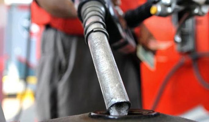 huge petrol, diesel price hike in Pakistan; inflation rise | कार सोडा, पाकिस्तानी रॉकेलचा दिवा लावतानाही शंभरदा विचार करणार