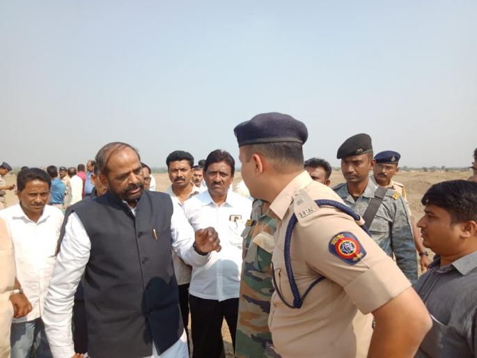Hans Rajji Ahir visits a family of those who died in the Pulgaon blast | हंसराजजी अहिर यांनी घेतली पुलगाव बॉम्बस्फोटात मृत्युमुखी पडलेल्यांच्या कुटुंबियांची भेट Hans Rajji Ahir visits a family of those who died in the Pulgaon blast | हंसराजजी अहिर यांनी घेतली पुलगाव बॉम्बस्फोटात मृत्युमुखी पडलेल्यांच्या कुटुंबियांची भेट